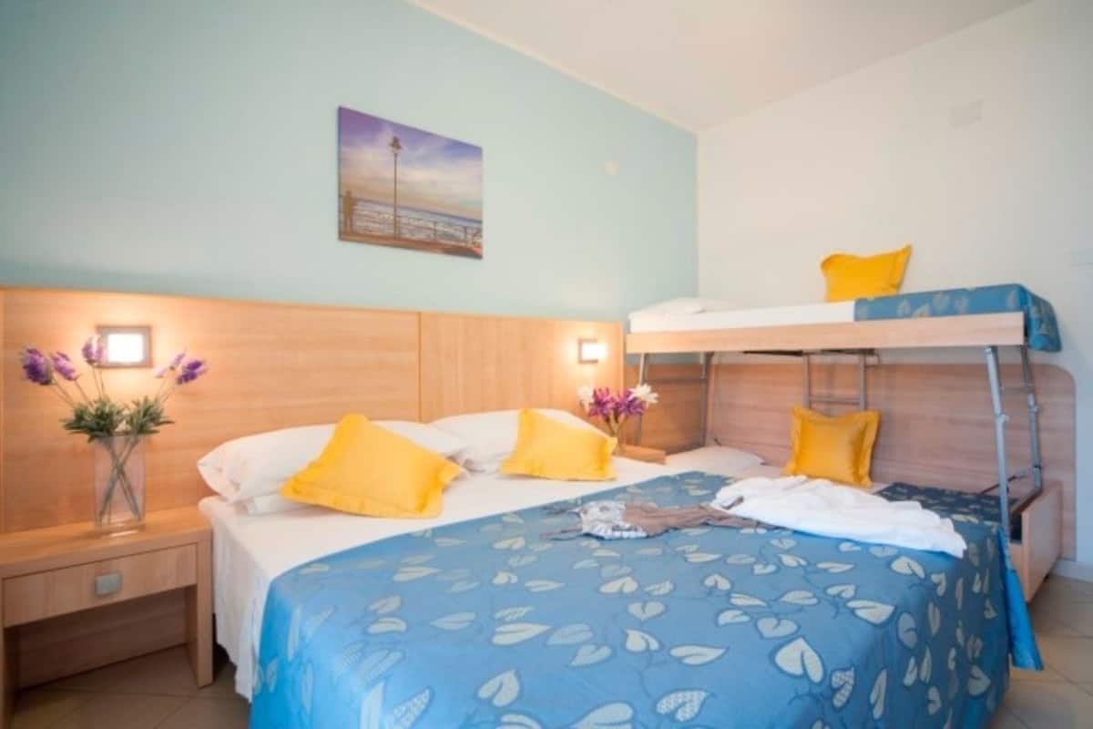 Habitación cuádruple | Minibar, cunas, wifi gratis y ropa de cama