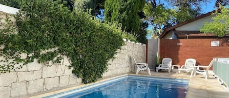 Piscine extérieure en saison