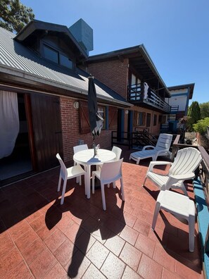 Outdoor dining - El Horreo Apart (Villa Gesell)