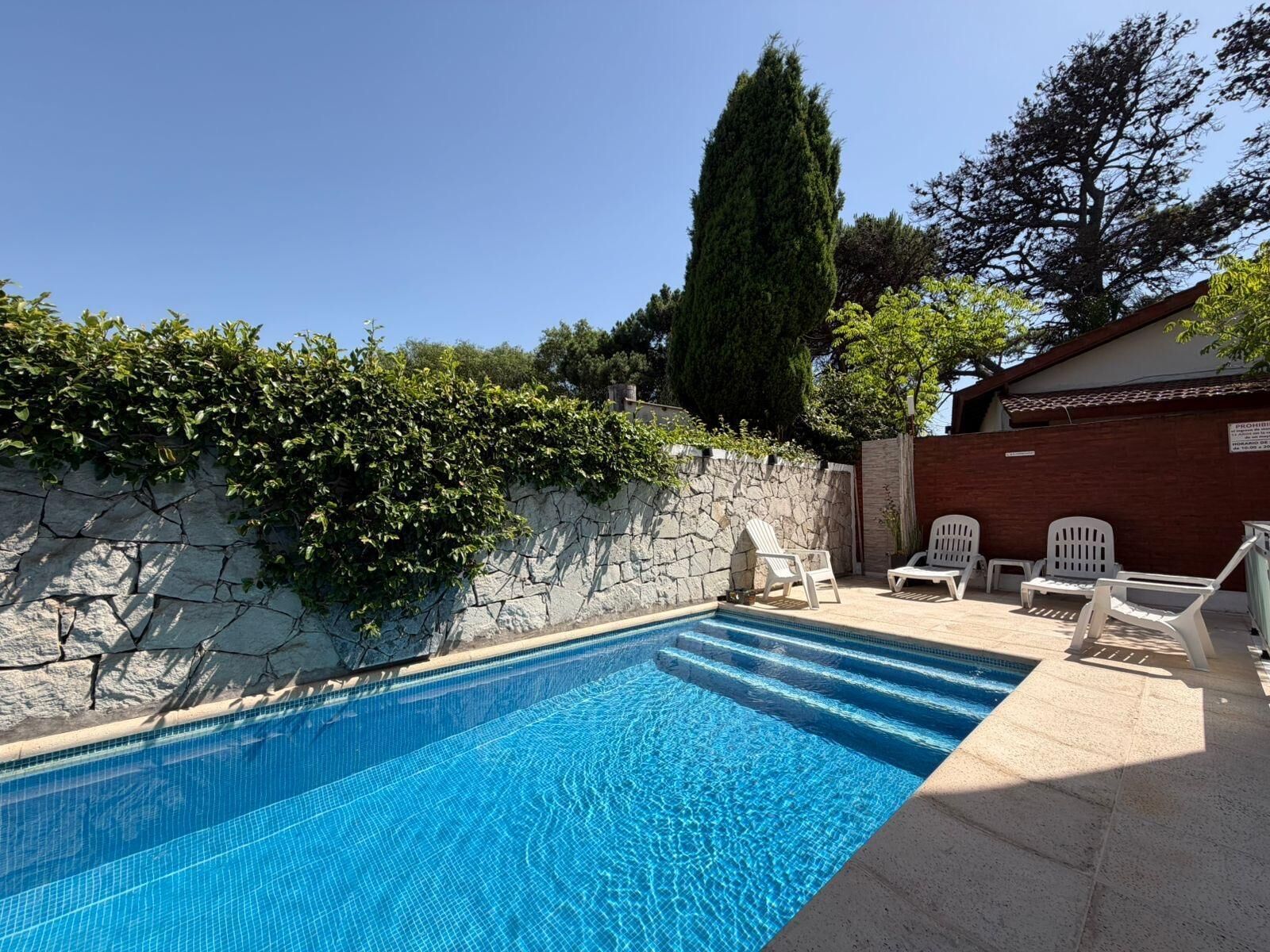 시즌별로 운영되는 야외 수영장