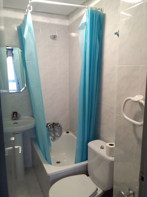 Habitación doble, baño privado | Baño | Bañera, bañera profunda y artículos de higiene personal gratuitos