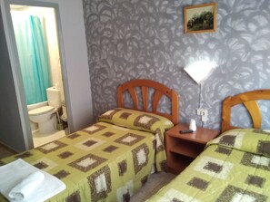 Escritorio, cortinas blackout, wifi gratis y ropa de cama