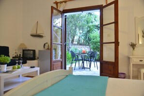 1 habitación, tabla de planchar con plancha y cunas gratuitas