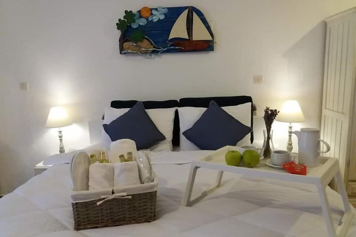 1 habitación, tabla de planchar con plancha y cunas gratuitas