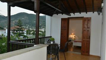 Junior Suite, Pool View | Balkoni