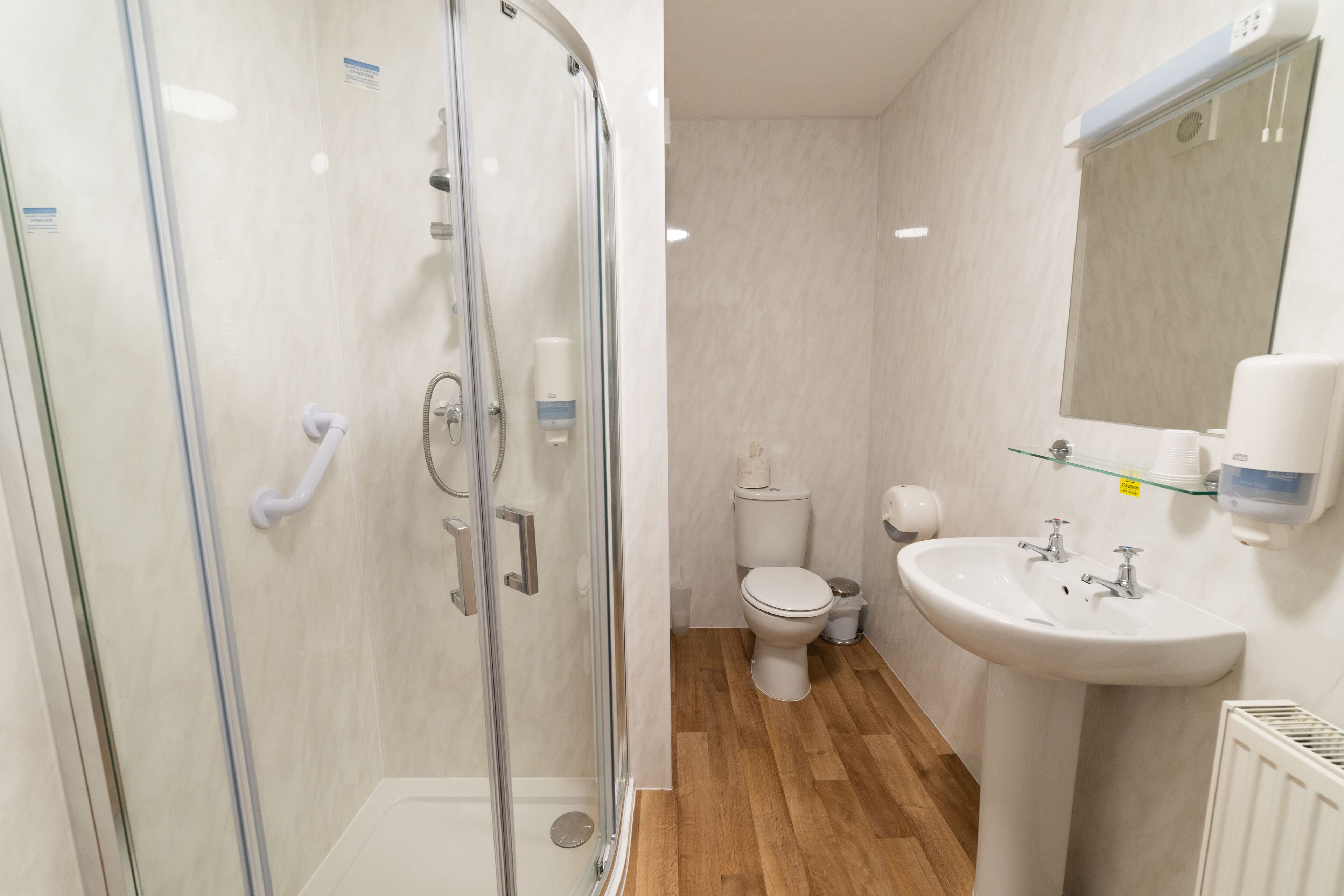 combined shower/bathtub, hair dryer, towels