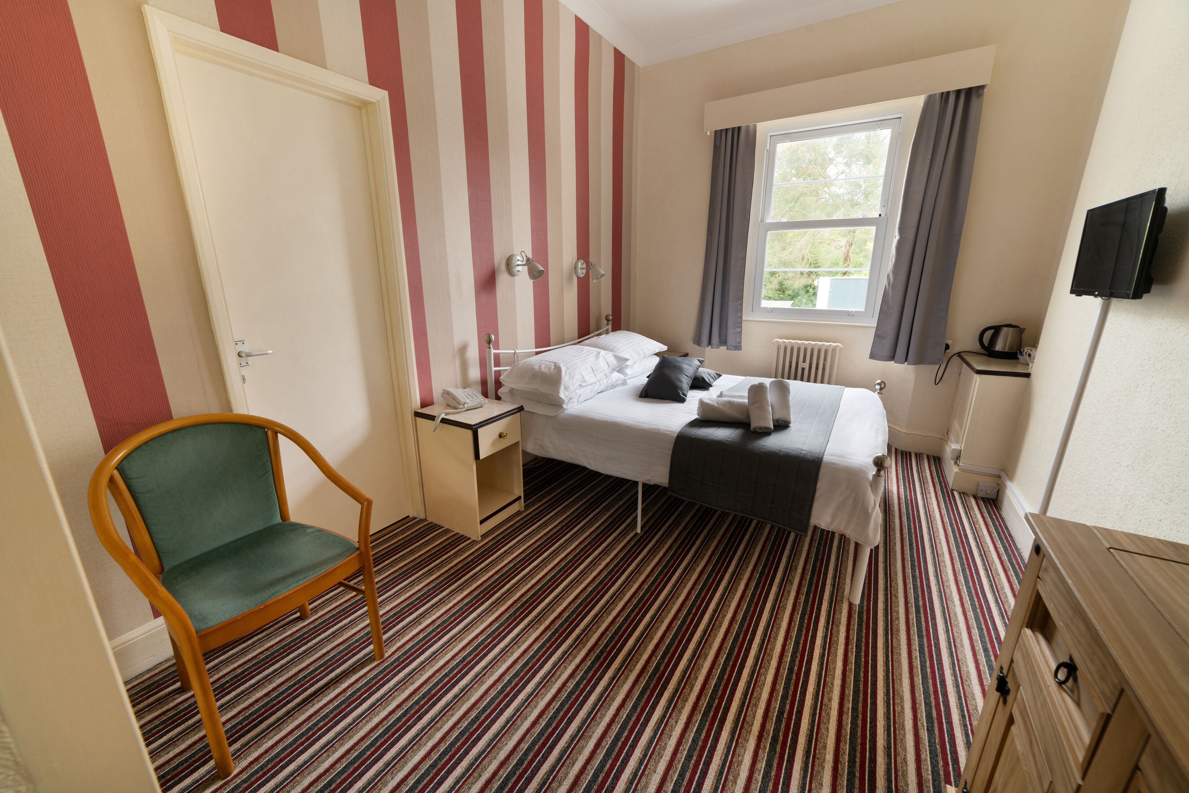 double room | desk, iron/ironing board, travel cot, bed sheets