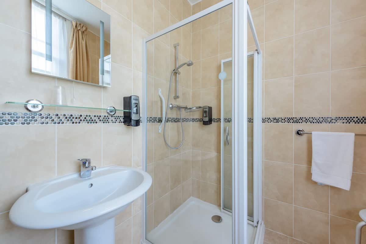 combined shower/bathtub, hair dryer, towels