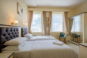 Escritorio, tabla de planchar con plancha, cuna de viaje y ropa de cama 