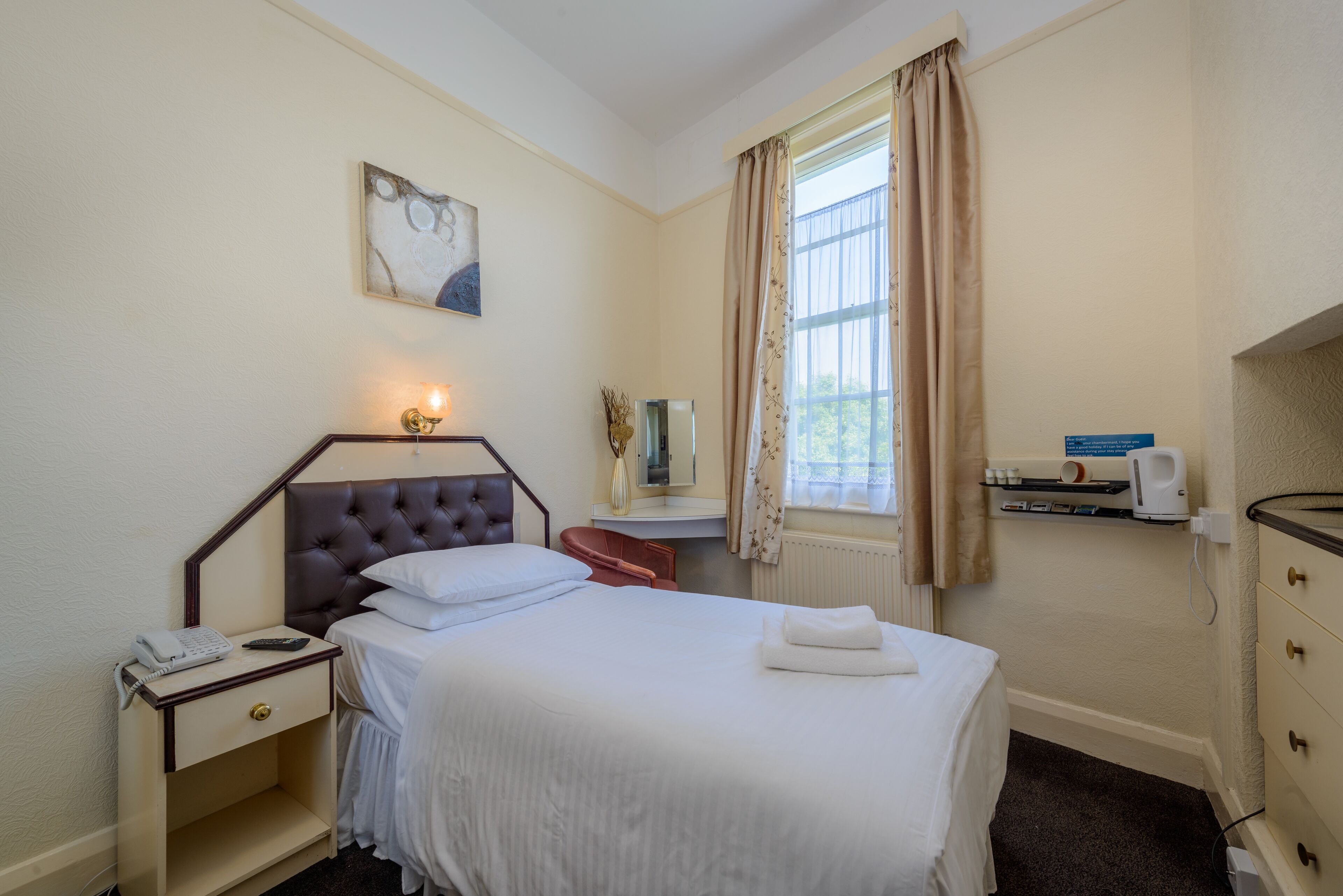 single room | desk, iron/ironing board, travel cot, bed sheets