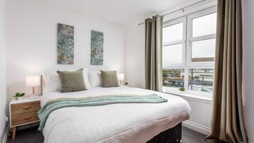 Premium bedding, iron/ironing board, travel crib, free WiFi