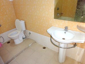 デラックス ルーム | バスルーム | シャワー、レインフォールシャワー、バスアメニティ (無料)