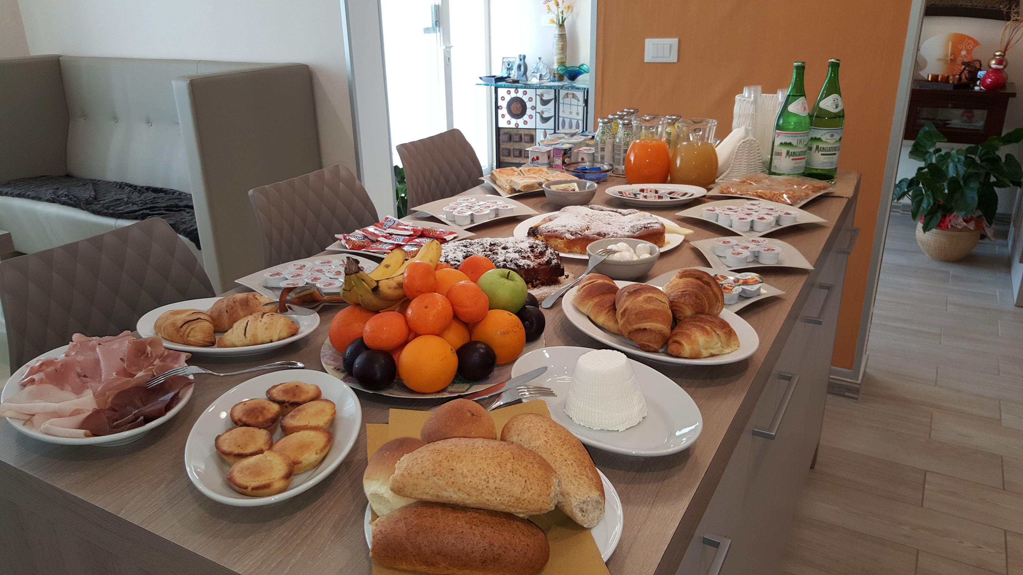 Un bufé de desayuno con diferentes alimentos y bebidas.