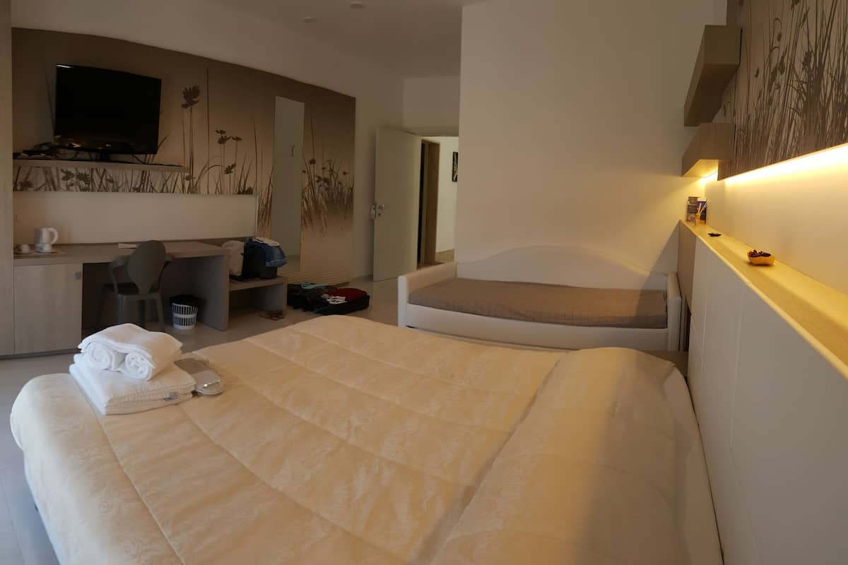 Egyptian cotton sheets, premium bedding, pillow-top beds, minibar
