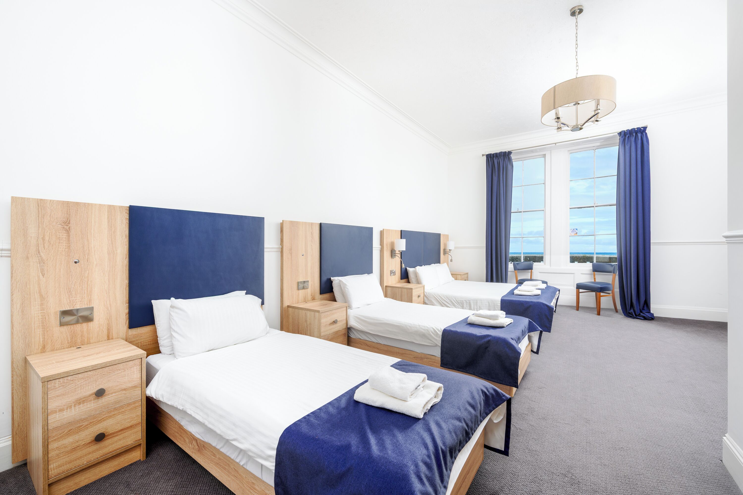 Superior-Vierbettzimmer, Meerblick | Schreibtisch, Bügeleisen/Bügelbrett, Bettwäsche