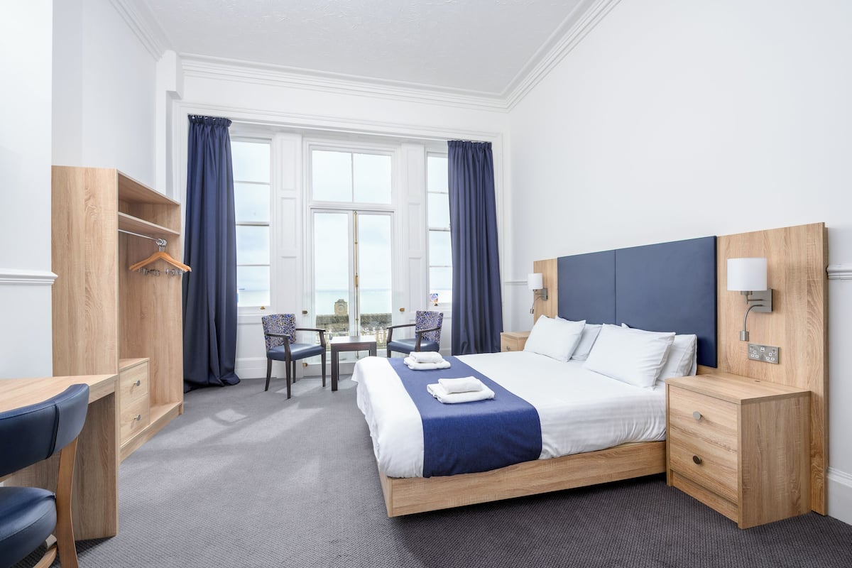 Superior Triple Room | Desk, iron/ironing board, bed sheets