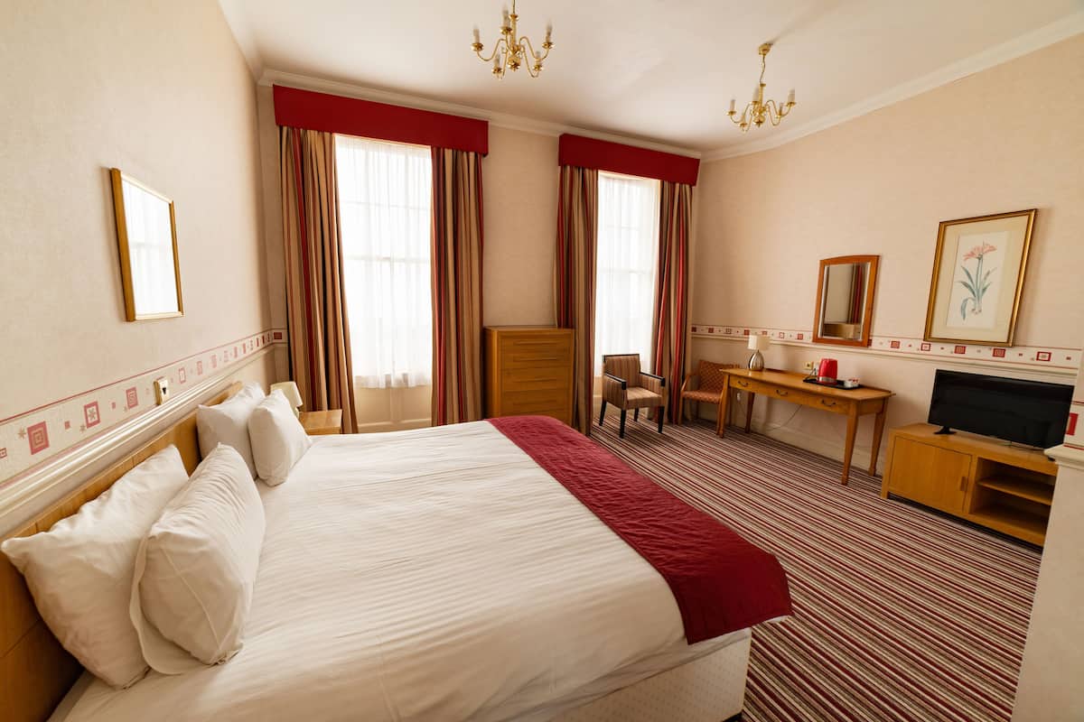 Double Room, Sea View | Desk, iron/ironing board, bed sheets
