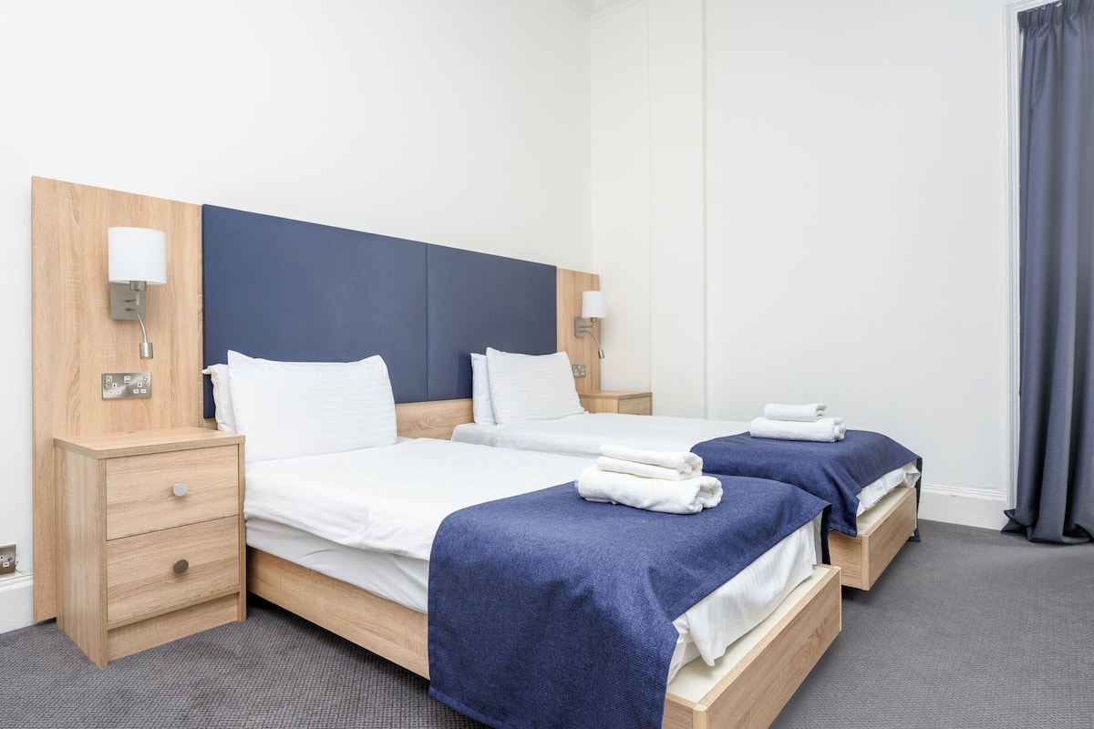 Chambre Premium avec lits jumeaux | Bureau, fer et planche Ă repasser, draps fournis