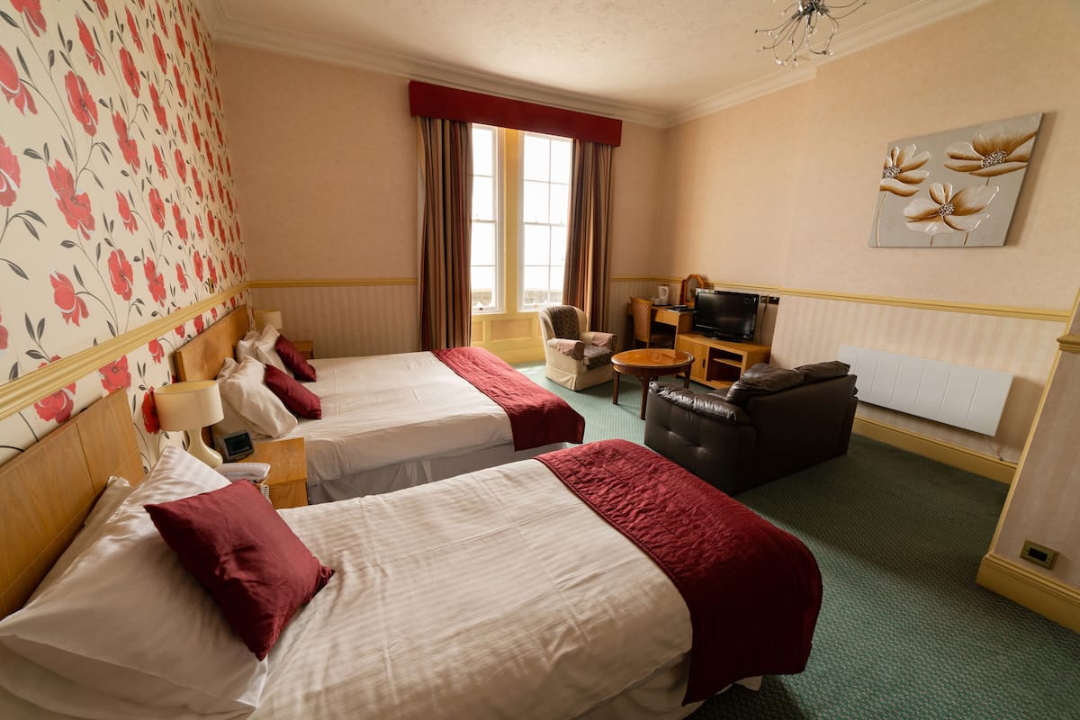 Triple Room, Sea View | Desk, iron/ironing board, bed sheets