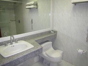 Bathroom - Hotel Cuellars (San Juan de Pasto)