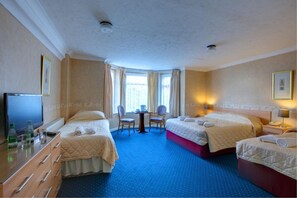 Camera familiare | Una scrivania, ferro/asse da stiro, lenzuola