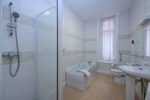 Camera familiare | Bagno | Combinazione doccia/vasca, asciugacapelli, asciugamani