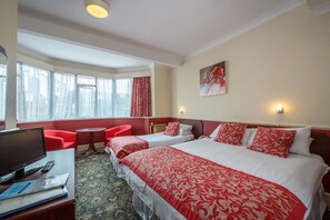 Triple Room | Desk, iron/ironing board, bed sheets