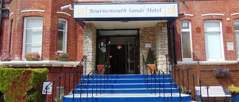 Pintu masuk properti