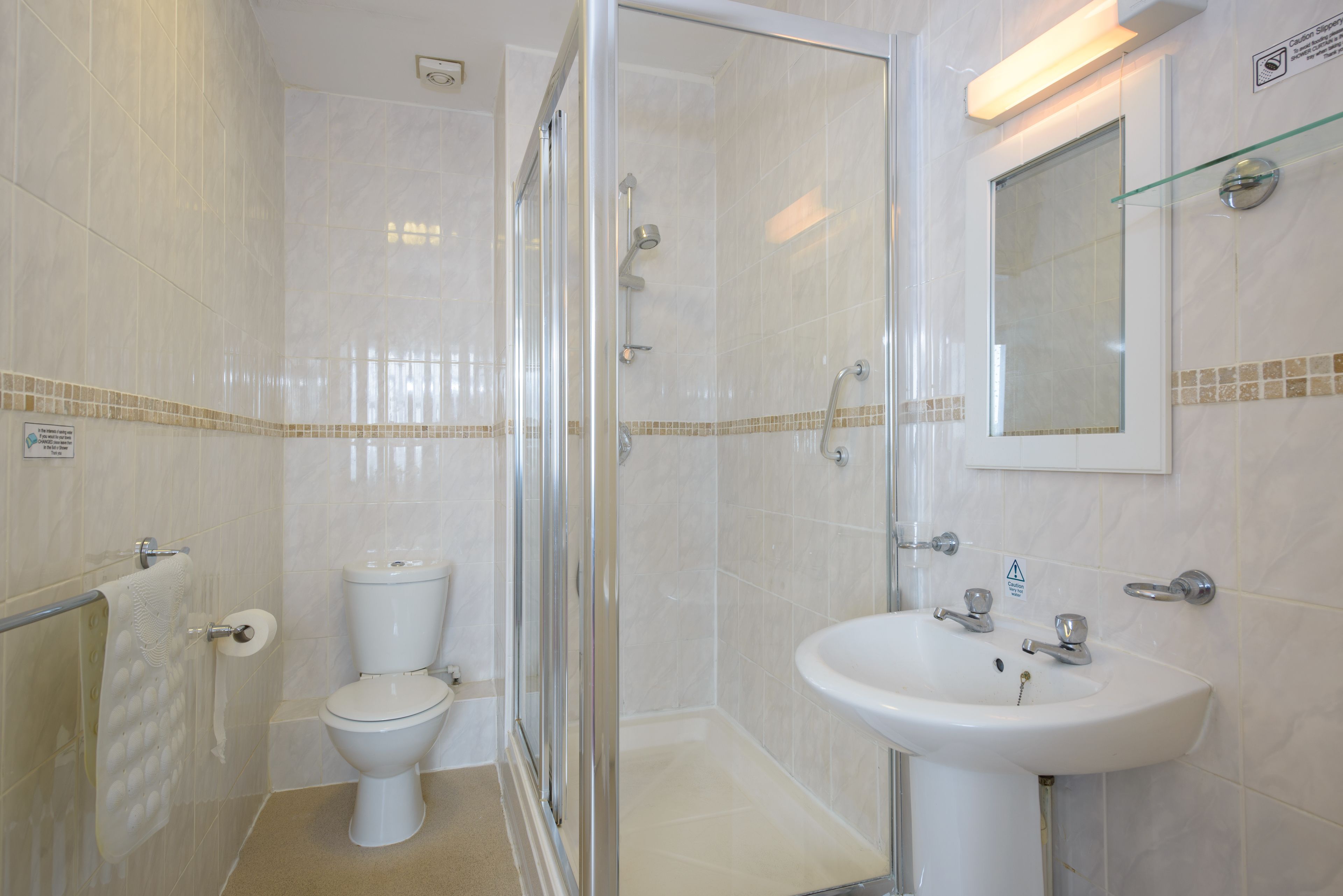 Combined shower/tub, hair dryer, towels