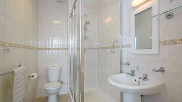 Combined shower/tub, hair dryer, towels