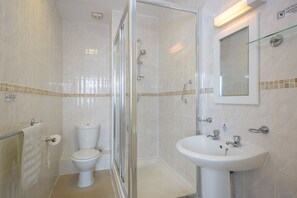 Combined shower/tub, hair dryer, towels - Bournemouth Sands Hotel (Bournemouth)