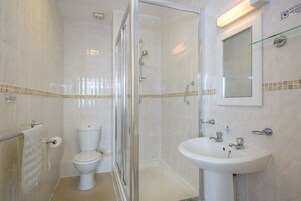 Combined shower/tub, hair dryer, towels