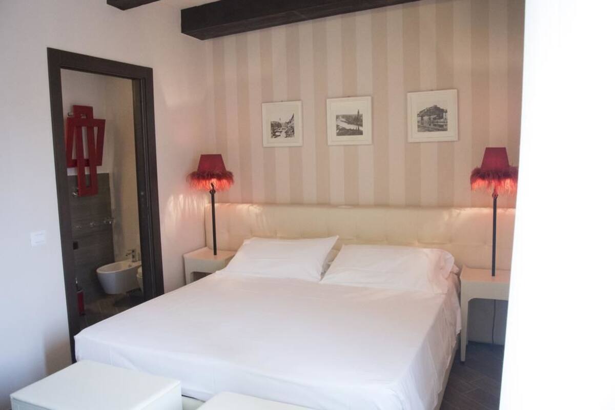 Minibar, desk, cribs (free), WiFi (free)