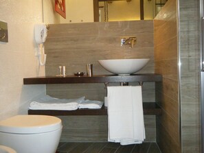 淋浴设施、免费洗浴用品、吹风机、拖鞋