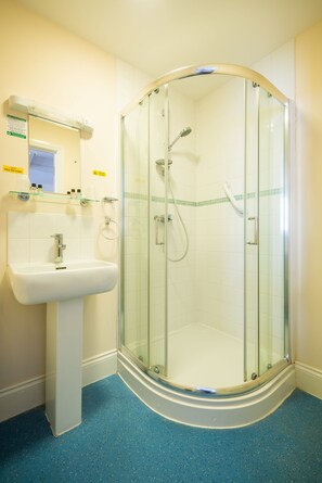 Combined shower/tub, hair dryer, towels
