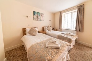 Twin Room, Garden View | Desk, iron/ironing board, bed sheets - Daish's Hotel (Shanklin)