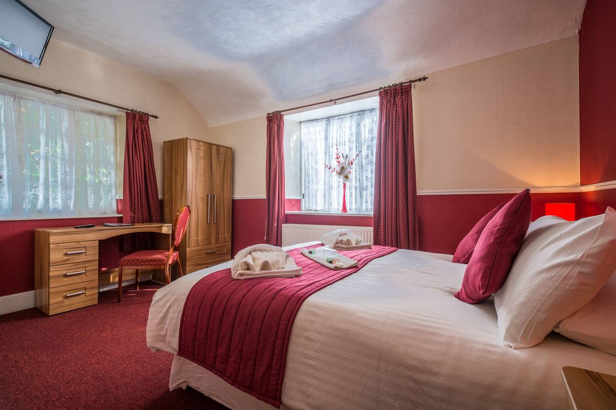 Double Room, Garden View | Desk, iron/ironing board (on request), bed sheets