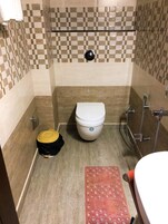 Un baño con inodoro, ducha y lavabo.