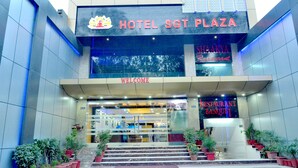 The entrance to Hotel SGT Plaza with a 'Welcome' sign, a restaurant named 'Shaka' and a 'Restaurant Banquet' sign. - Hotel SGT Plaza (Varanasi)