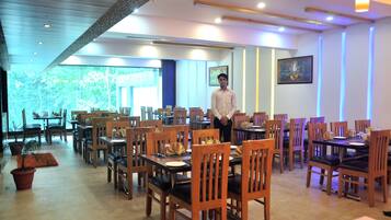 Phục vụ bữa sáng, bữa trưa, bữa tối, món ăn mang phong cách quốc tế