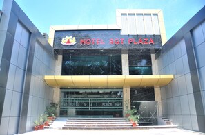 Front of property - Hotel SGT Plaza (Varanasi)