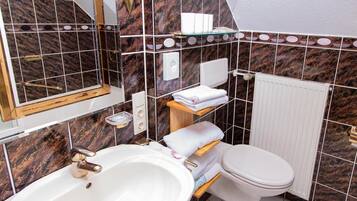 Family Apartment, Ensuite | Bathroom