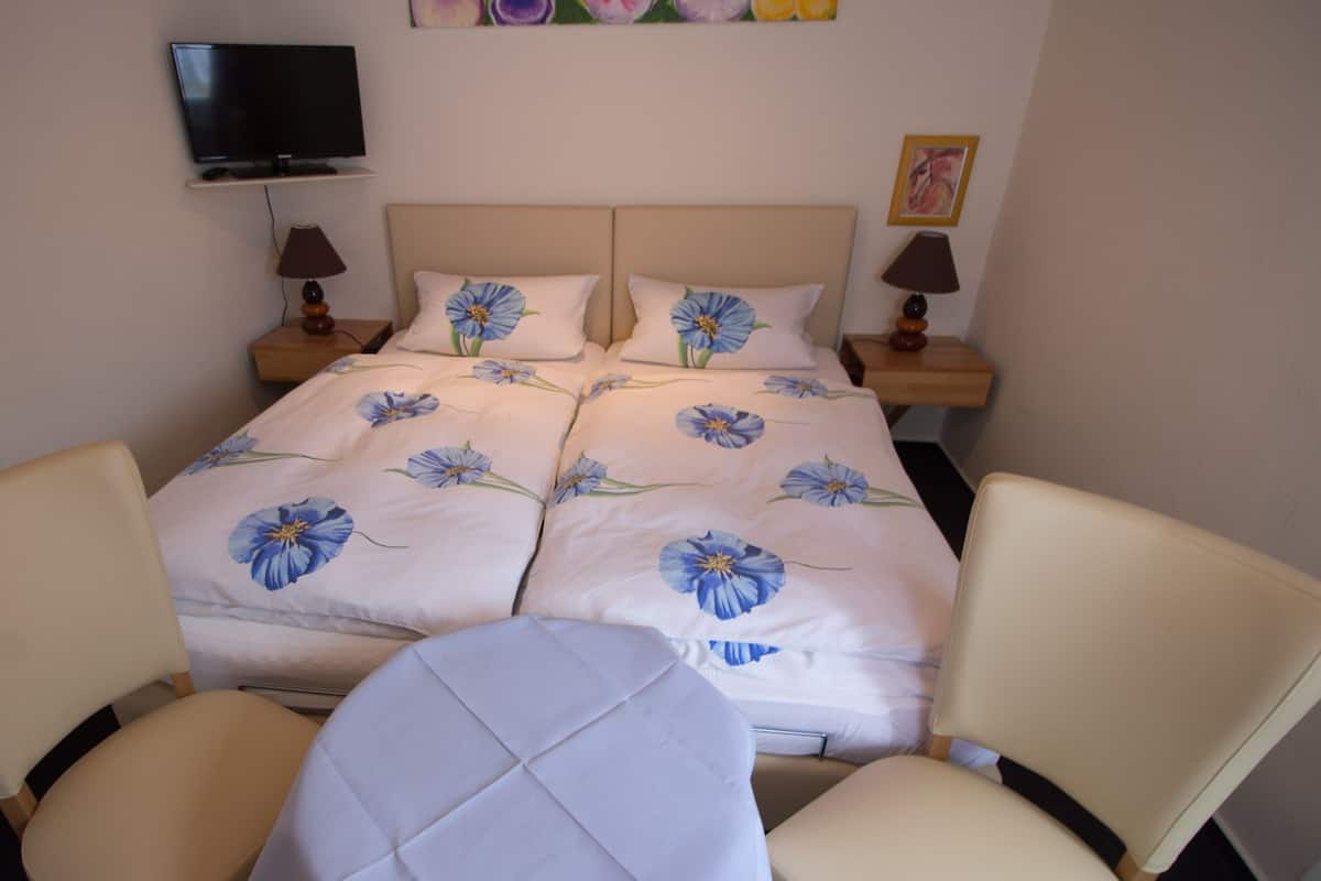Eenvoudige tweepersoonskamer, en-suite badkamer | 1 slaapkamer