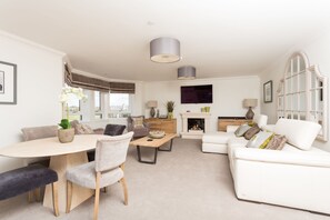 Deluxe House, 4 Bedrooms, Non Smoking, Golf View | Living area | Flat-screen TV, fireplace