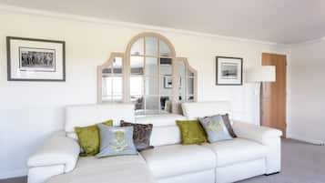 Deluxe House, 4 Bedrooms, Non Smoking, Golf View | Living area