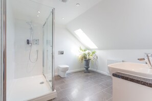 บ้านดีลักซ์, 4 ห้องนอน, ปลอดบุหรี่, วิวสนามกอล์ฟ | ห้องน้ำ | อ่างอาบน้ำและฝักบัวแยกจากกัน, ของใช้ในห้องน้ำฟรี, ไดร์เป่าผม, ผ้าเช็ดตัว