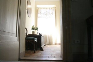 Chambre Double, salle de bains attenante, vue jardin | Équipements de la chambre