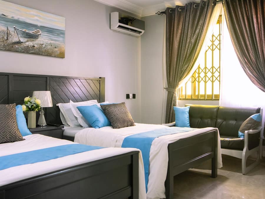 Minibar, espacio para trabajar con un portátil, wifi gratis