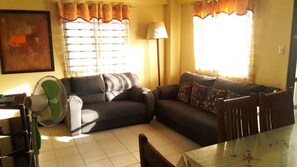 Suite, 2 soverom | Oppholdsområde | En 32-tommers LED-TV med kabel-kanaler samt TV