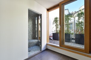 Minibar, caja de seguridad en la habitación y escritorio 